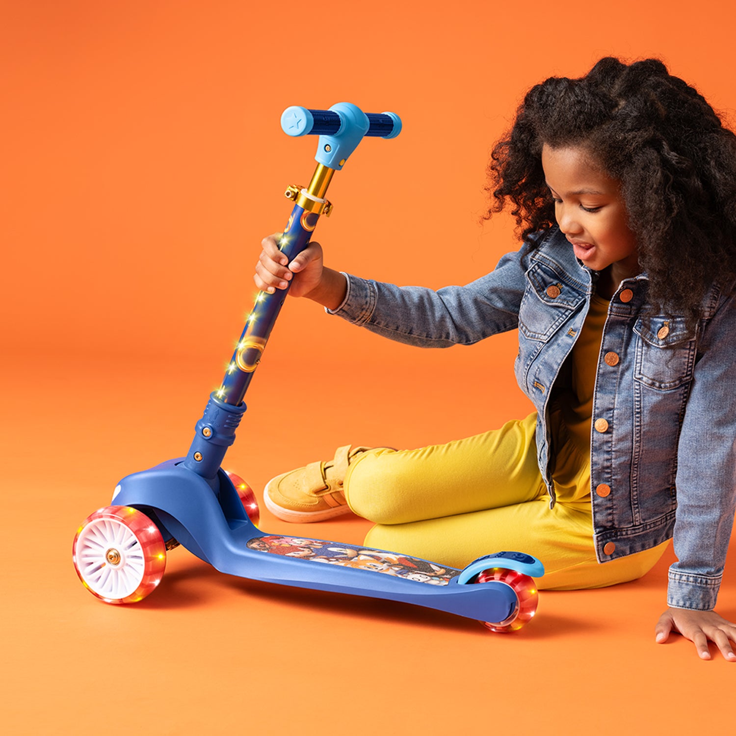 child folding the sonic kick scooter version 1