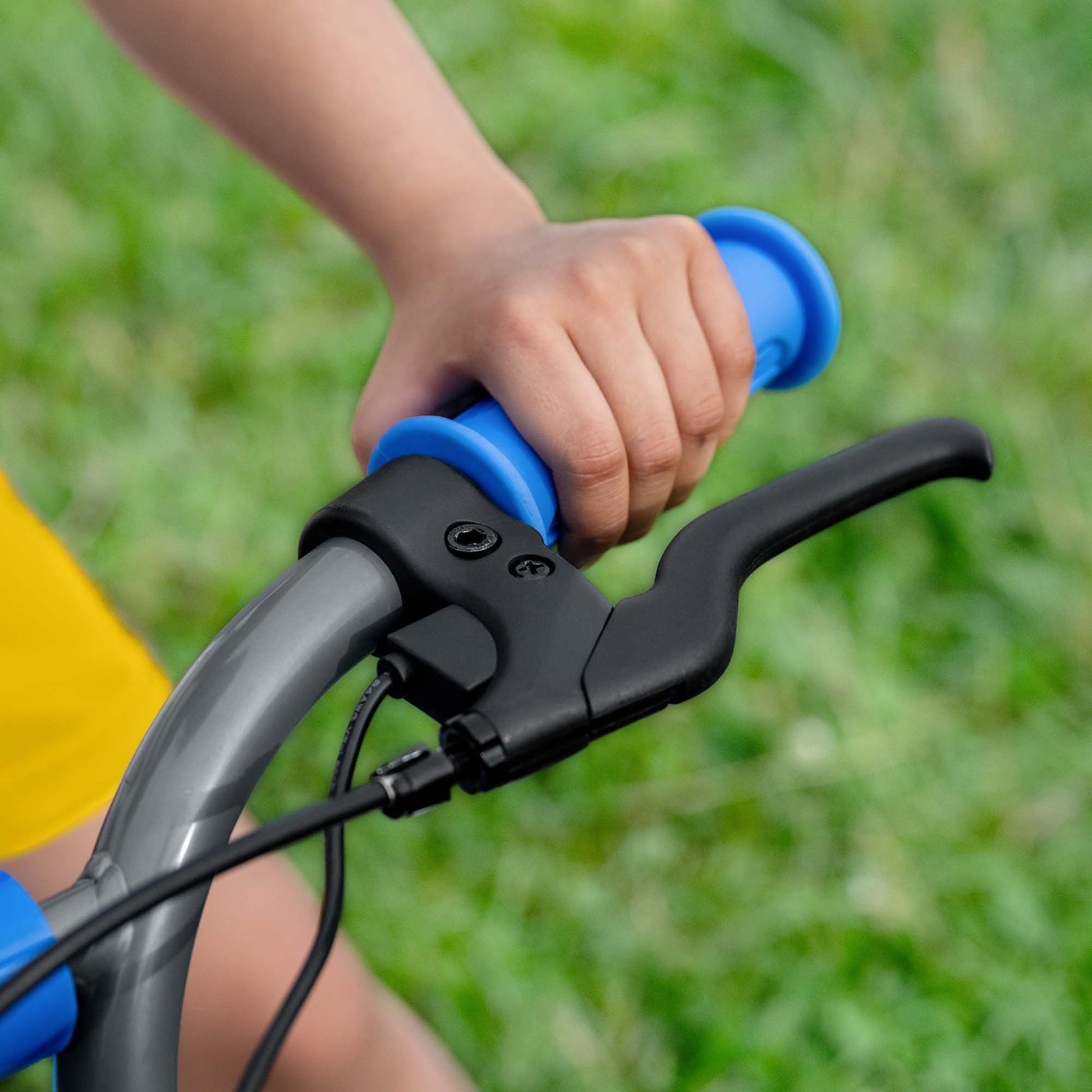 close up of kid's hand on handlebar of fort electric ride on