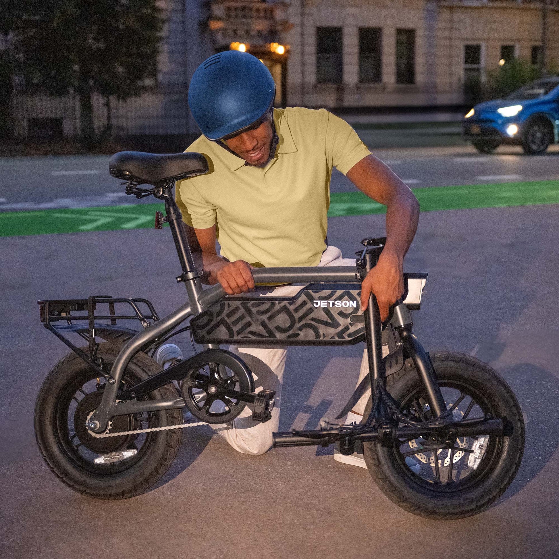 person folding handlebar down on shadow e-bike