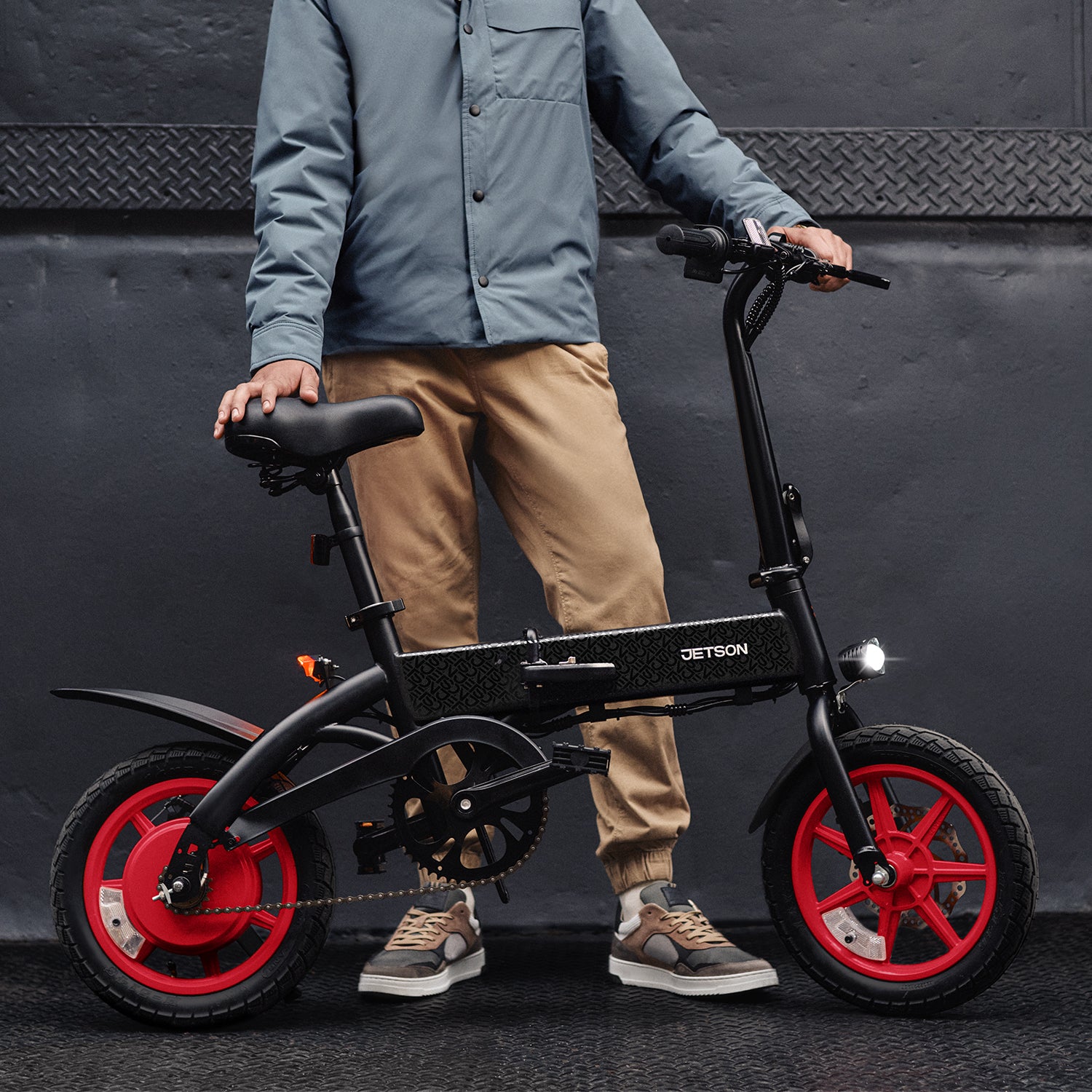 person holding onto arro handlebar and seat